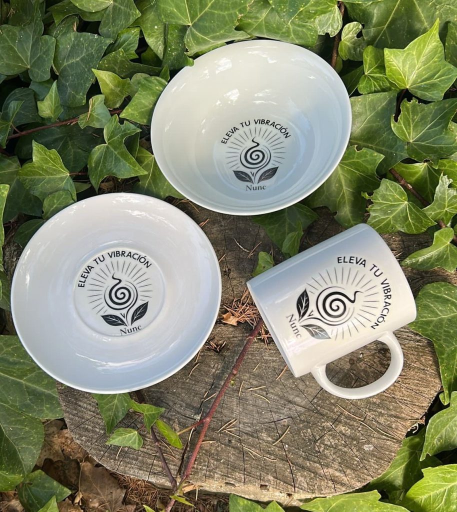 Artículos de porcelana trabajada a mano, desde el corazón, por La Cija para el Encuentro ¡YA ERES! AMOR VERDAD TRASCENDENCIA