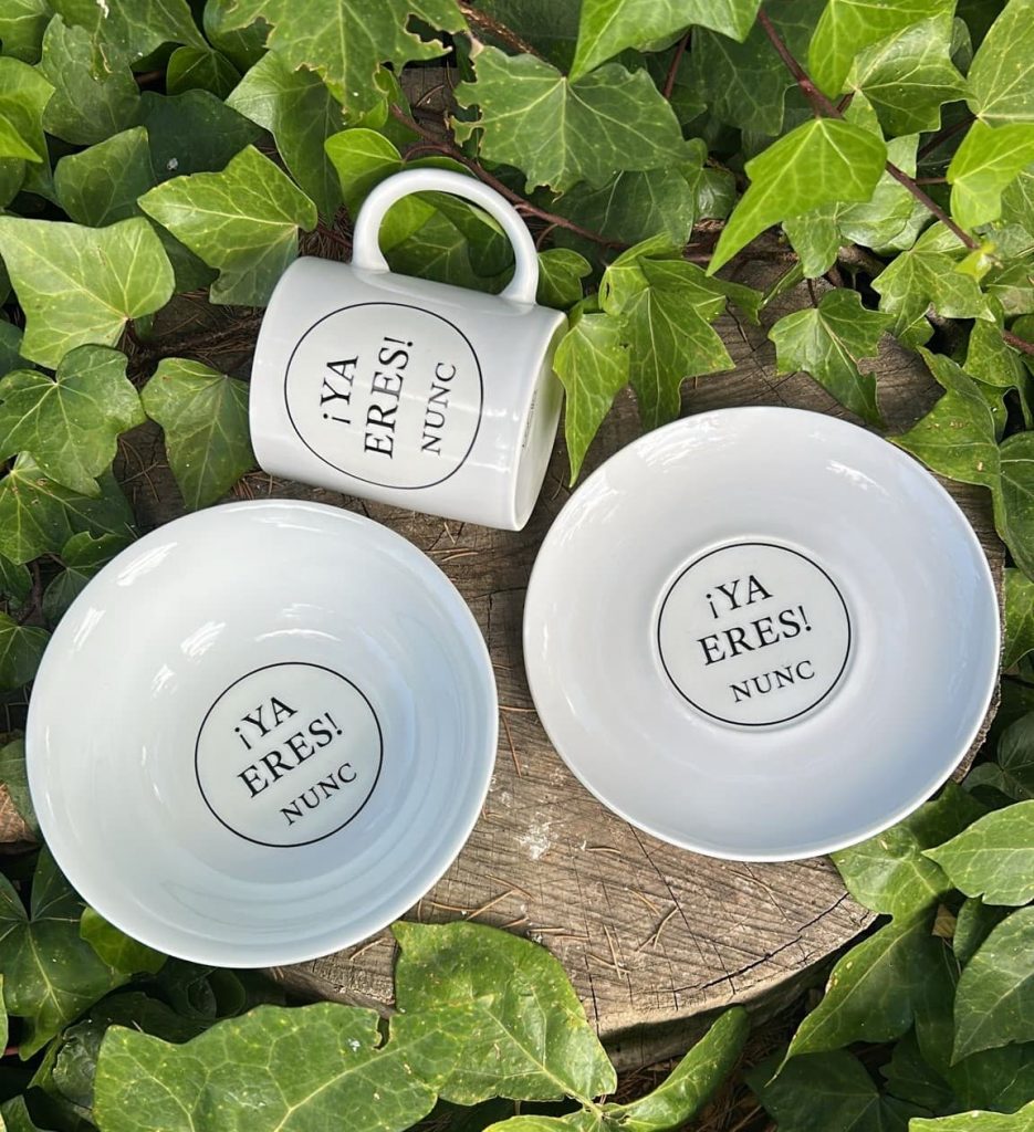 Artículos de porcelana trabajada a mano, desde el corazón, por La Cija para el Encuentro ¡YA ERES! AMOR VERDAD TRASCENDENCIA