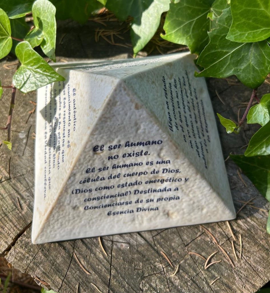 Artículos de porcelana trabajada a mano, desde el corazón, por La Cija para el Encuentro ¡YA ERES! AMOR VERDAD TRASCENDENCIA