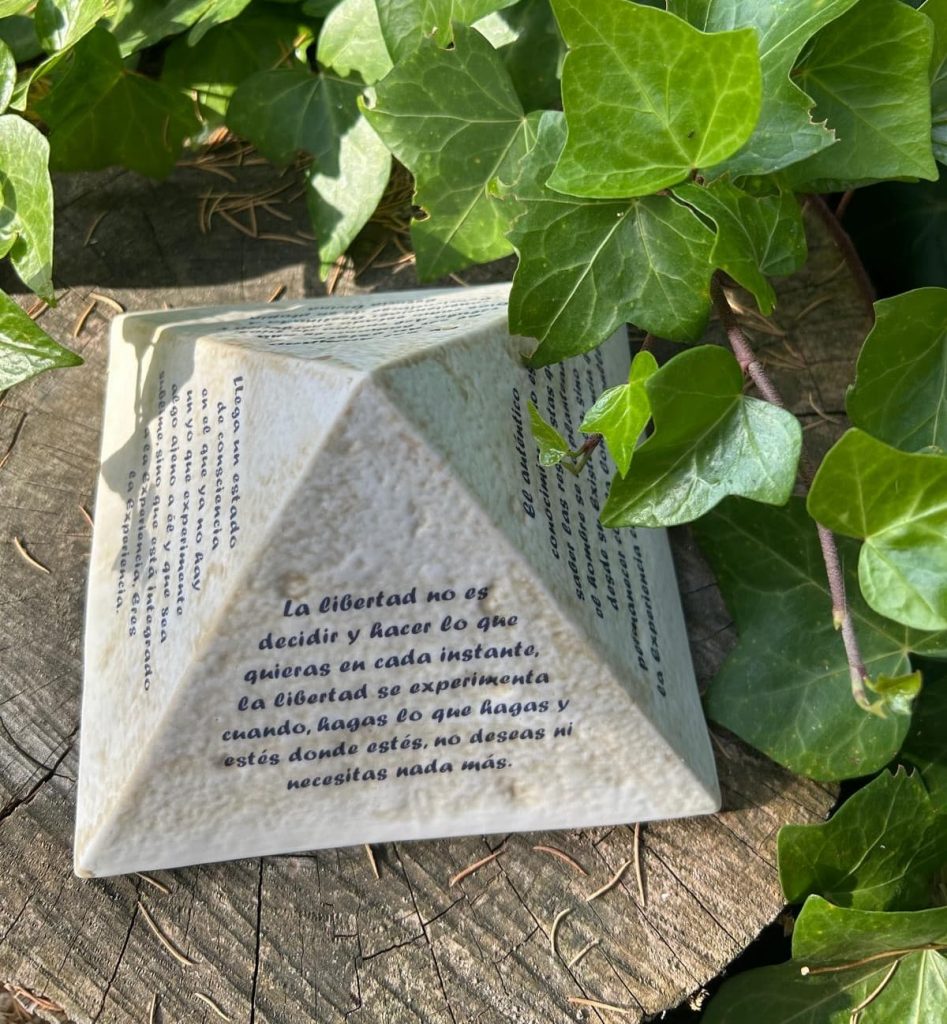 Artículos de porcelana trabajada a mano, desde el corazón, por La Cija para el Encuentro ¡YA ERES! AMOR VERDAD TRASCENDENCIA