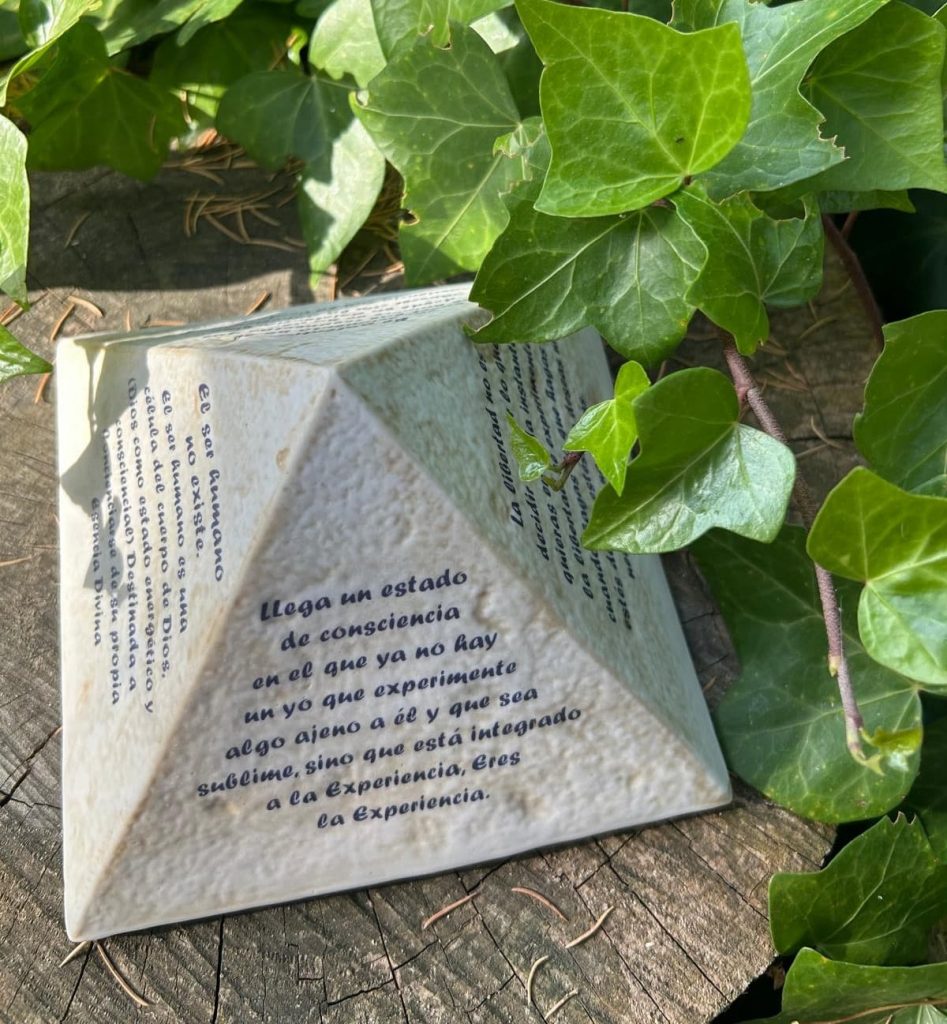 Artículos de porcelana trabajada a mano, desde el corazón, por La Cija para el Encuentro ¡YA ERES! AMOR VERDAD TRASCENDENCIA