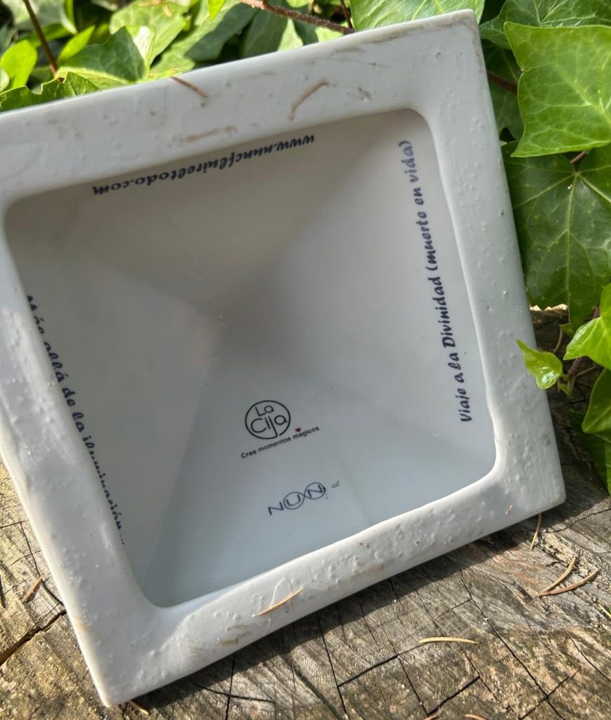 Artículos de porcelana trabajada a mano, desde el corazón, por La Cija para el Encuentro ¡YA ERES! AMOR VERDAD TRASCENDENCIA